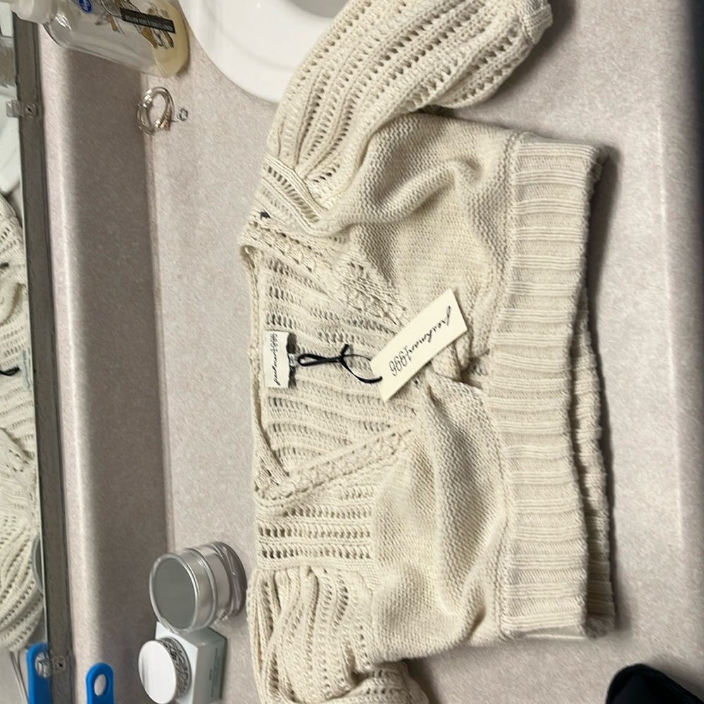 Freshman 1996 cream crop sweater with pleated shoulders. Adorable